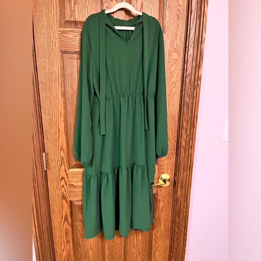 Elegant Green Long-Sleeve Dress